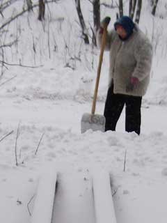 Снежная ловушка: расчищенный с улиц снег оказывается на пандусах для инвалидов