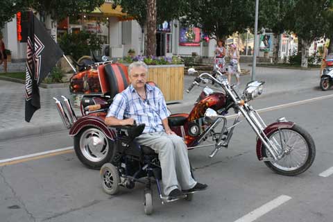 Жизнь на колесах: 40 лет в инвалидном кресле