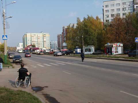 Пешеходный переход, ул.Кижеватова 3 - поребрик становится препятствием